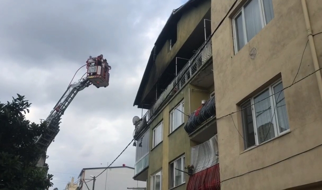 3 katlı binanın en üst katı alevlere teslim oldu: 2 kişi yaralandı