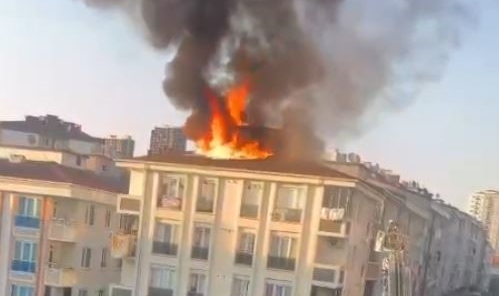 5 katlı binanın çatısı alev alev yandı