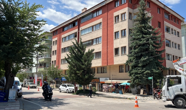 72 yaşındaki adam 5’inci katın balkonundan düştü!