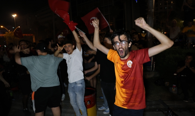 Adanalılar 'bozkurt selamı' ile maçı izledi