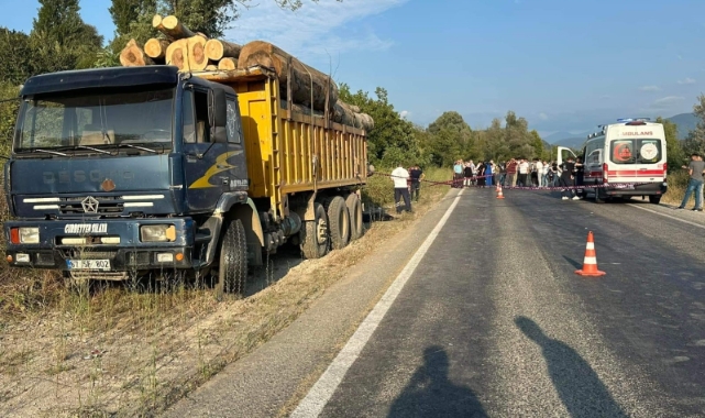 Alaplı'da motosiklet sürücüsü kamyonun altında kaldı: 1 ölü