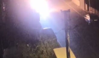 Alev topuna dönen araçta patlama sesleri