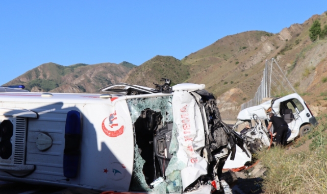 Ambulans ile hafif ticari araç çarpıştı! Çok sayıda ölü var