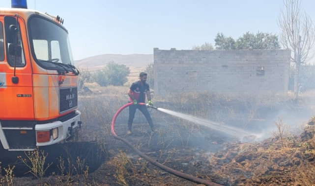 Anız yangını yerleşim yerine sıçramadan söndürüldü