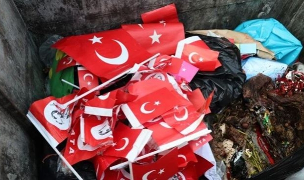 Antalya'da Türk bayraklarını çöpe atmışlar