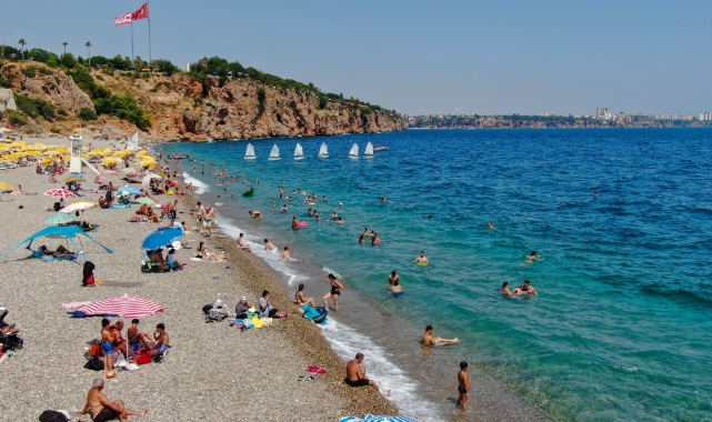 Antalya'yı nem bulutları kapladı, vatandaşlar sahile koştu