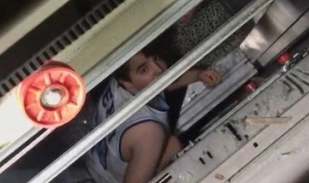 Asansörde mahsur kalan çocuğu itfaiye kurtardı