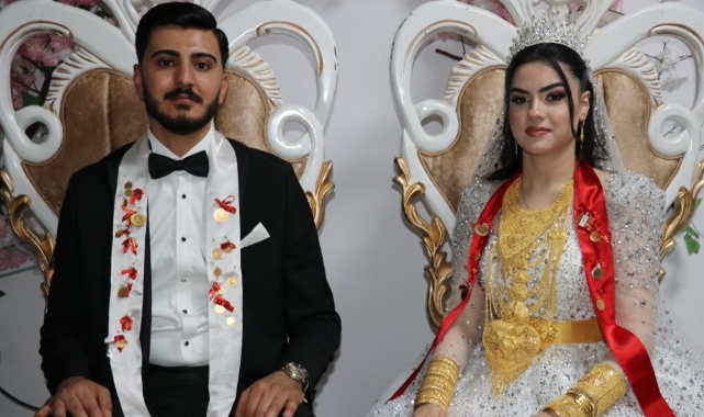 Aşiret düğününde geline resmen altın yağdırdılar