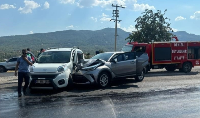 Aynı yöne giden 2 otomobil çarpıştı