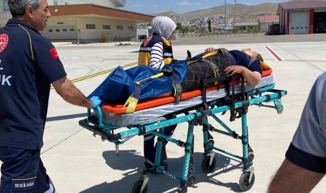 Bahçesaray'da düşerek yaralanan şahıs helikopterle Van'a sevk edildi