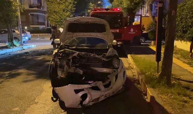 Bakırköy'de iki araç çarpıştı, 3 kişi yaralandı!