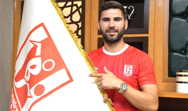 Balıkesirspor Özbey'i renklerine bağladı