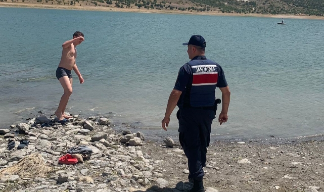 Barajda yüzen 5 kişiye ceza!