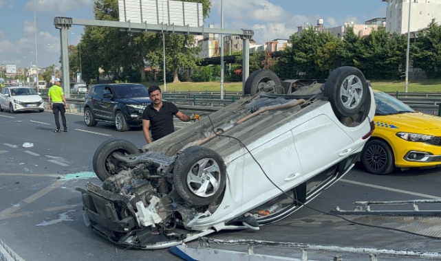 Bariyerlere çarpan otomobil takla attı