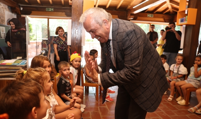 Başkan Şadi Özdemir kütüphanede çocuklarla buluştu