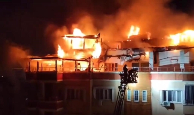 Batman'da çıkan yangında alevler geceyi aydınlattı