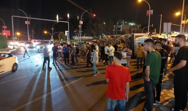 Batman’da odun yüklü kamyon devrildi: 2 yaralı