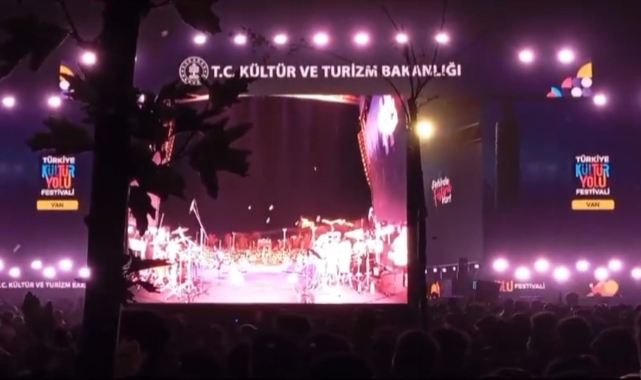 Bengü'nün konserinde şok hareket!