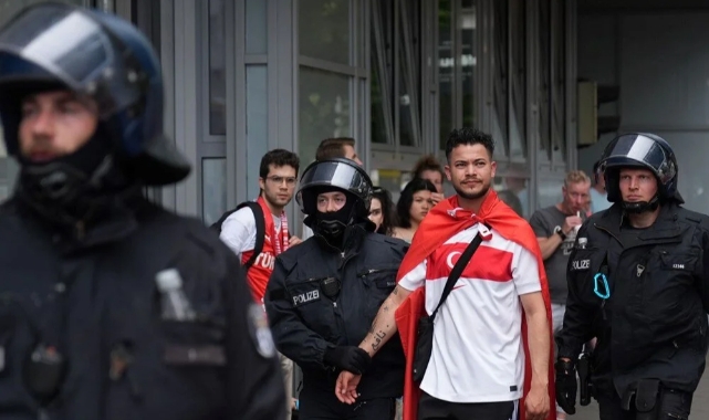 Berlin'de Türk taraftarlara gözaltı