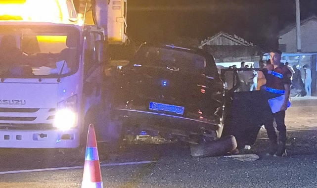 Bilecik’te otomobil kamyona çarptı! 3 yaralı