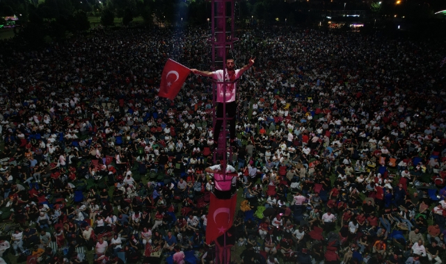 Binlerce Bursalı milli maçı beraber izledi