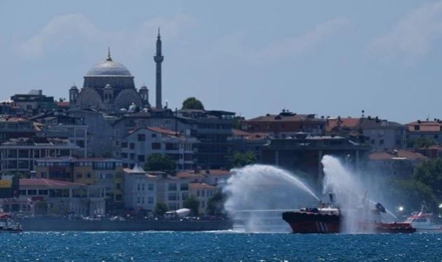 Boğazda gaziler ve şehitlerin anısına saygı seyri