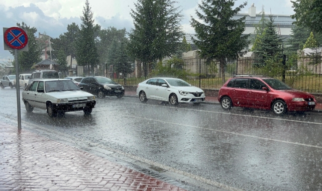 Bolu'da aniden bastırdı, yolları göle çevirdi