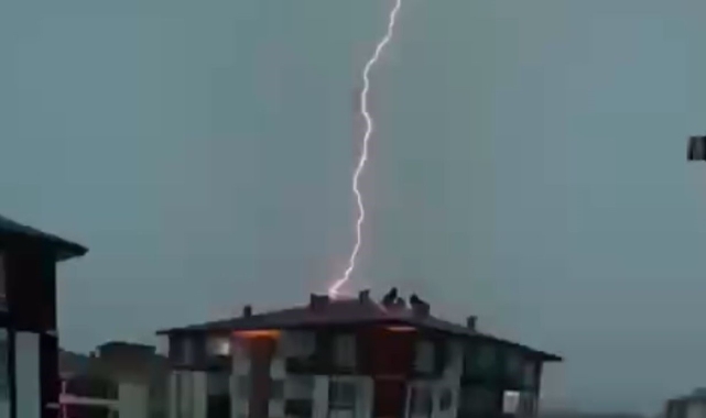 Bolu’da şimşekler geceyi aydınlattı!