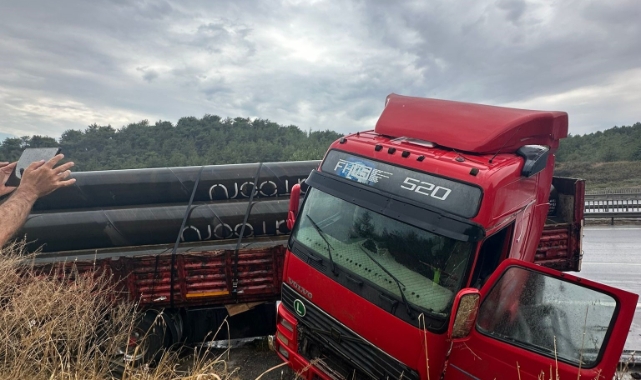 Boru yüklü TIR devrildi