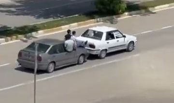 Bozulan aracı, başka bir araçla kaputun üstünden ittiler
