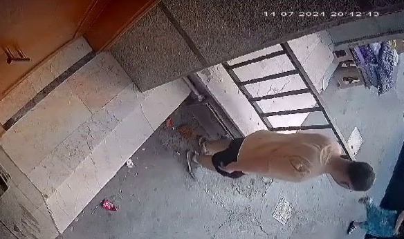 Bu kadarına da pes: Apartmanın önüne tuvaletini yaptı!