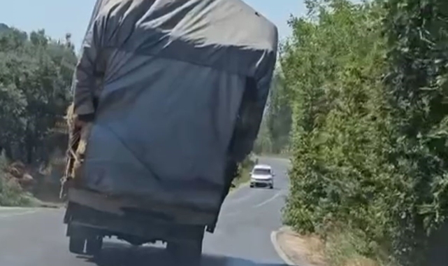 Bursa'da aşırı yükle seyreden kamyonet trafiği tehlikeye attı