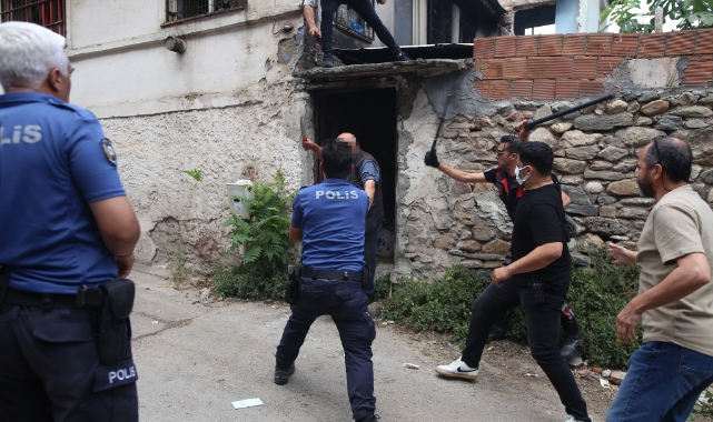 Bursa'da çöp evini temizlemeye gelen ekibe saldırdı