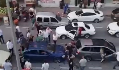 Bursa'da düğün konvoyunda kavganın biri bitti diğeri başladı!
