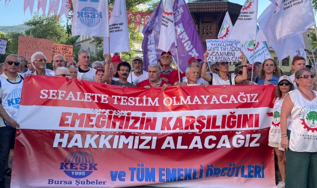Bursa'da emeklilerden maaş isyanı: Oturma eylemi düzenlediler!