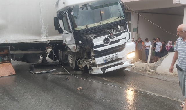Bursa'da kaygan yolda yan dönen TIR yolu kapadı