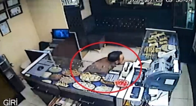 Bursa'da kuyumcuyu soymaya çalışan hırsız sert duvara çarptı!