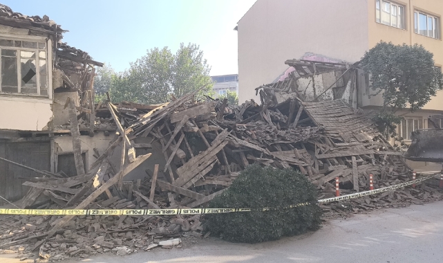 Bursa'da metruk bina çöktü!