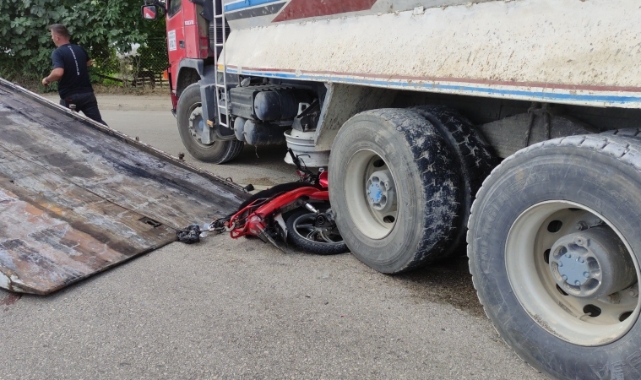 Bursa'da motosiklet kamyonun altına girdi: 1 yaralı