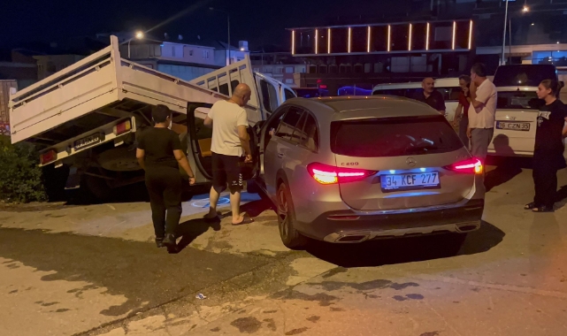 Bursa'da otomobil park halindeki kamyonete çarptı