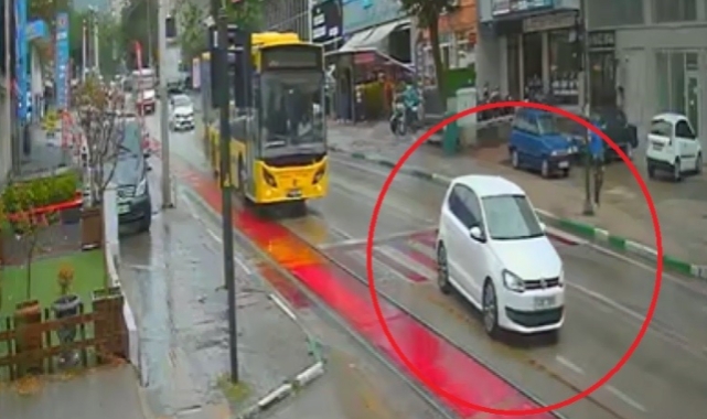 Bursa'da otomobilin sıkıştırdığı otobüs kaza yaptı! İşte o anlar...