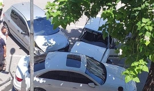Bursa'da otomobiller kafa kafaya çarpıştı!