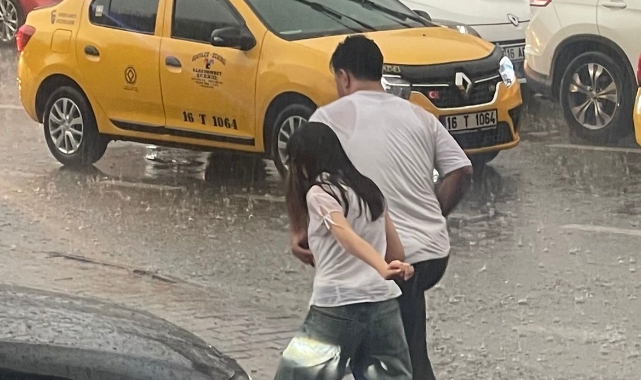 Bursa'da sağanak yağış hayatı durma noktasına getirdi