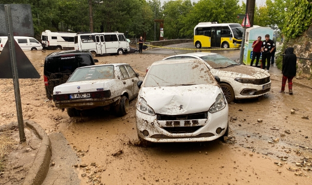 Bursa'da taşan dere araçları sürükledi