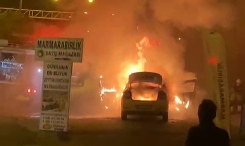 Bursa'da ticari taksi bir anda alev aldı!
