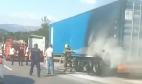 Bursa'da TIR'ın dorsesi alev alev yandı