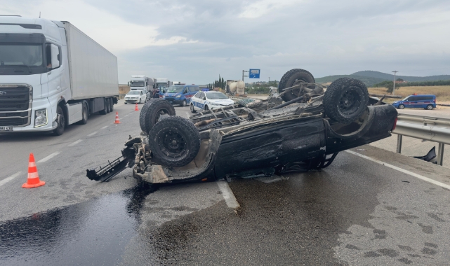 Bursa'da yağışlı yolda kayan araç takla attı