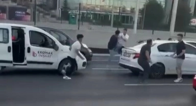 Bursa'da yol verme tartışması, baltalı ve yumruklu kavgaya dönüştü!