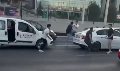Bursa'da yol verme tartışması, baltalı ve yumruklu kavgaya dönüştü!