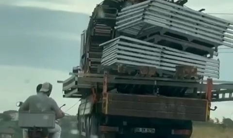 Bursa'daki tehlikeli taşımacılık kamerada!